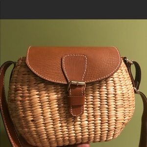 New woven bag. No signs of wear. Smoke free home.